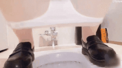 日系萌妹卫生间羞耻Play 黑丝连裤袜包裹蜜桃臀 粉嫩花蕊颤抖吐露爱液 纤指搅弄敏感带激颤呻吟